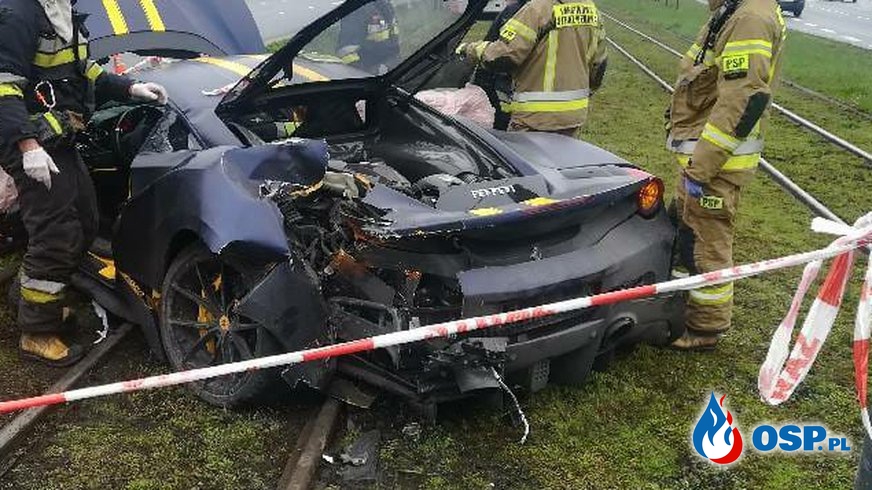 34-letni kierowca po alkoholu rozbił ferrari w centrum Łodzi OSP Ochotnicza Straż Pożarna