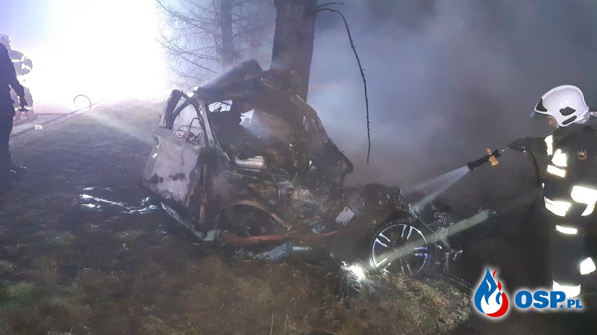 BMW rozbiło się na drzewie i spłonęło. Zginęli młodzi mężczyźni. OSP Ochotnicza Straż Pożarna