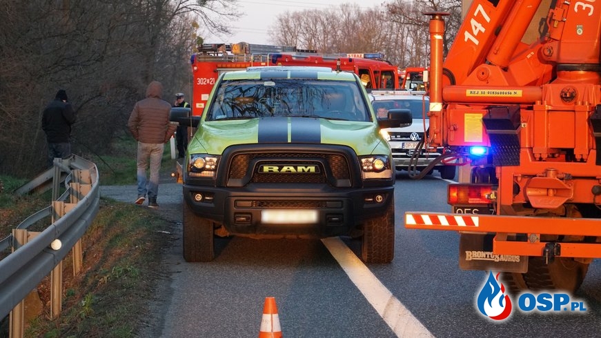 Kierowca zawracał korytarzem ratunkowym, wóz strażacki wylądował na boku. Ranni strażacy. OSP Ochotnicza Straż Pożarna