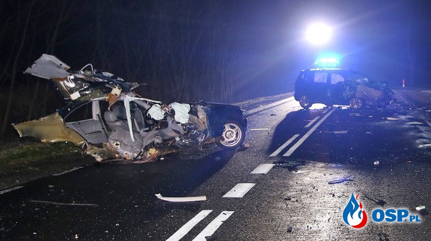 BMW rozpadło się po zderzeniu w trakcie wyprzedzania. Zginęła 16-letnia pasażerka. OSP Ochotnicza Straż Pożarna