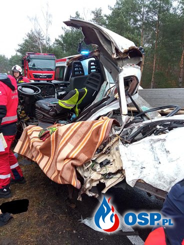 Auto dostawcze zderzyło się z ciężarówką. Nie żyje 53-latek. OSP Ochotnicza Straż Pożarna