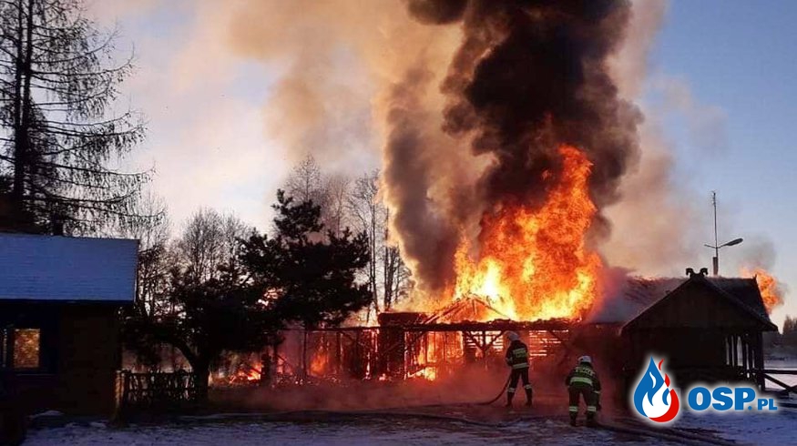 Drewniana sauna stanęła w ogniu. Pożar strawił także sąsiedni budynek. OSP Ochotnicza Straż Pożarna