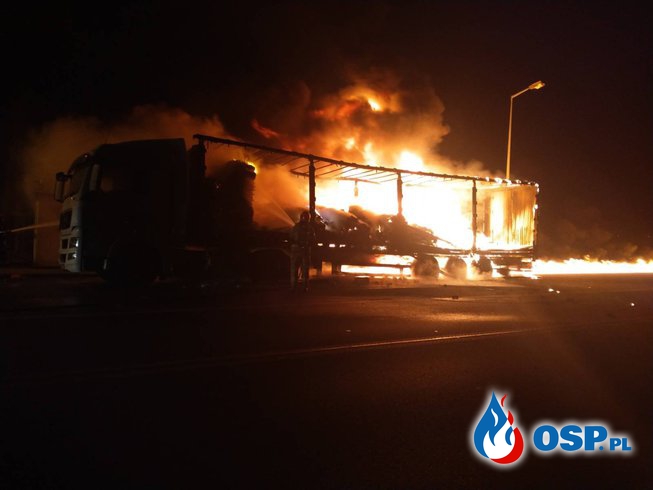 Nocny pożar ciężarówki na DK 92. Ogień objął beczki z olejem silnikowym. OSP Ochotnicza Straż Pożarna