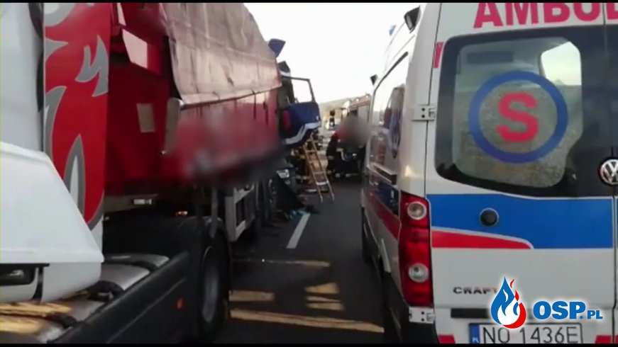 Ciężarówka wbiła się w drugą. Kierowca zginął zakleszczony w kabinie. OSP Ochotnicza Straż Pożarna
