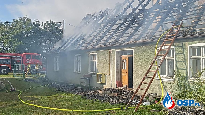 Pożar domu pod Goleniowem. Ogień strawił niemal cały budynek. OSP Ochotnicza Straż Pożarna