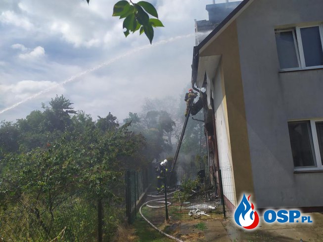 Groźny pożar budynku mieszkalnego w Rumi. Jedna osoba wymagała pomocy medycznej. OSP Ochotnicza Straż Pożarna