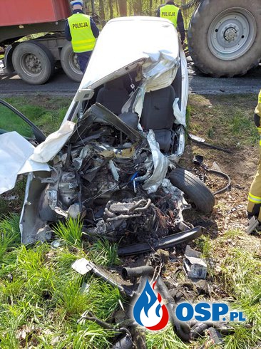19-letni kierowca ciężko ranny po czołowym zderzeniu z traktorem. W akcji śmigłowiec LPR. OSP Ochotnicza Straż Pożarna