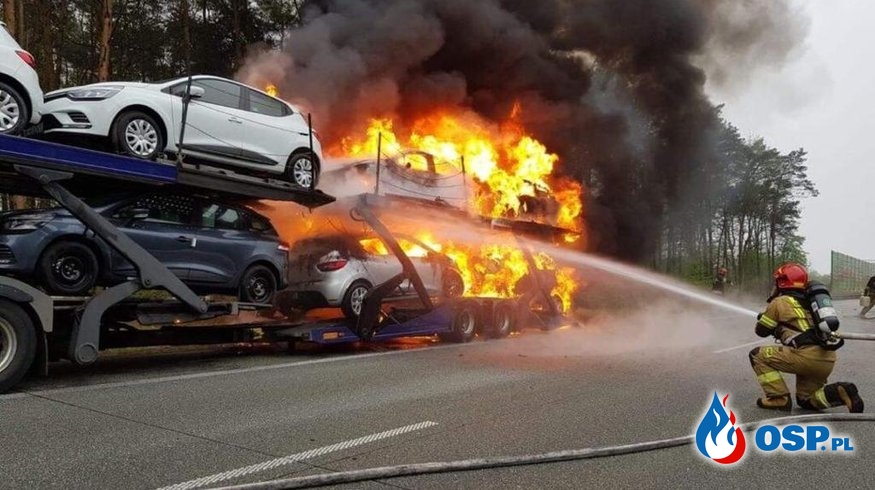 Pożar lawety na S8. Spłonęły cztery nowe auta. OSP Ochotnicza Straż Pożarna