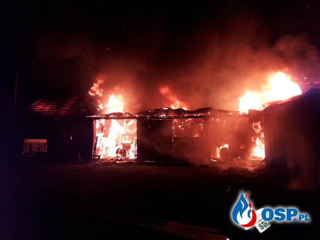 Nocny pożar stodoły na Podlasiu. W akcji 15 zastępów strażaków. OSP Ochotnicza Straż Pożarna