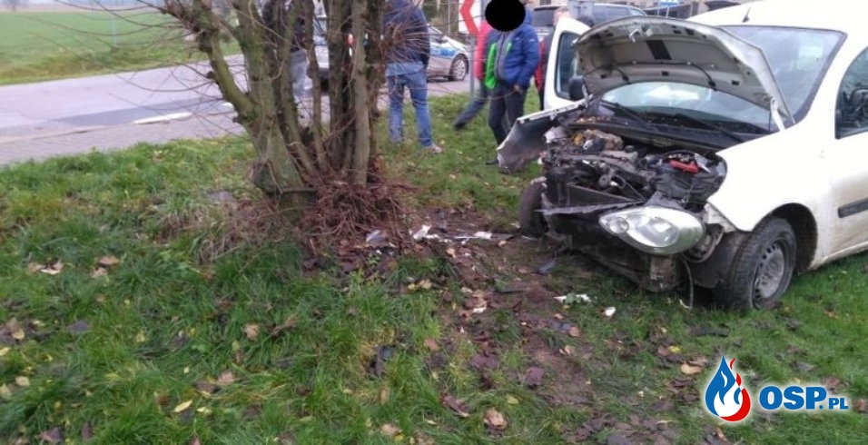 Pożarowo – samochód uderzył w drzewo OSP Ochotnicza Straż Pożarna