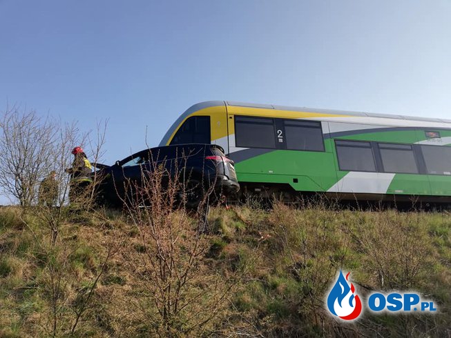 Szynobus ponad kilometr pchał auto po zderzeniu na przejeździe kolejowym OSP Ochotnicza Straż Pożarna