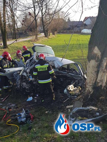 Policjant zginął w wypadku. Jego auto roztrzaskało się o drzewo. OSP Ochotnicza Straż Pożarna