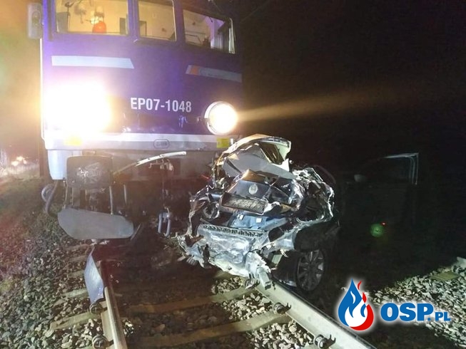 Pociąg zmiażdżył samochód na przejeździe kolejowym. Groźny wypadek pod Bydgoszczą. OSP Ochotnicza Straż Pożarna