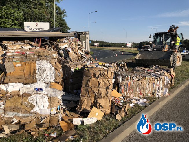 Ciężarówka z makulaturą przewróciła się na obwodnicy Opola OSP Ochotnicza Straż Pożarna