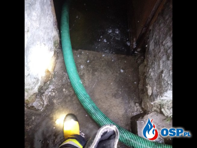 Pompowanie wody z piwnic OSP Ochotnicza Straż Pożarna