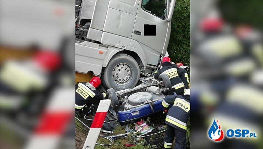 Makabryczny wypadek w Ostrowie. Ciężarówka zmiażdżyła samochód osobowy. OSP Ochotnicza Straż Pożarna