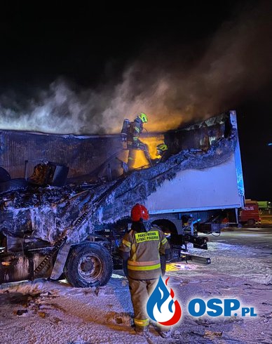 Pożar ciężarówki, przewożącej auto dostawcze. Oba pojazdy spłonęły. OSP Ochotnicza Straż Pożarna