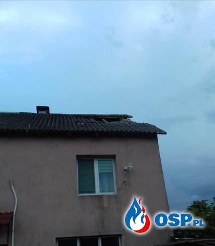 Zerwany dach budynku mieszkalnego (21.06.2018r.) OSP Ochotnicza Straż Pożarna