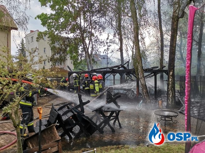 Spłonął samochód i drewniana wiata. 6 zastępów strażaków w akcji. OSP Ochotnicza Straż Pożarna