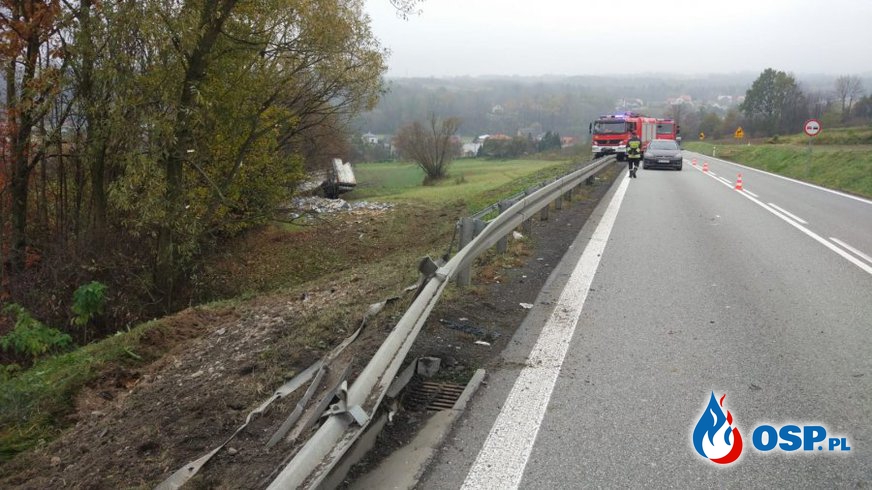 Ciężarówka przebiła bariery i zjechała ze skarpy OSP Ochotnicza Straż Pożarna