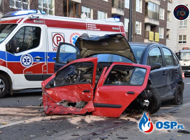 Trzy auta zderzyły się w centrum Warszawy. Trzy osoby są ranne, jedna w stanie ciężkim. OSP Ochotnicza Straż Pożarna