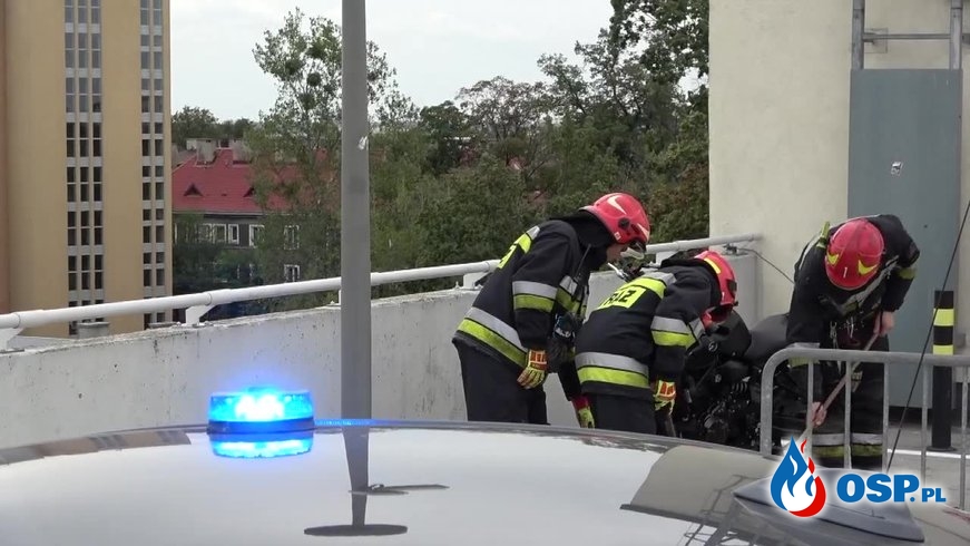 Młody motocyklista wypadł z ostatniego piętra parkingu galerii handlowej OSP Ochotnicza Straż Pożarna
