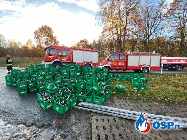 Tysiące butelek piwa wypadło z ciężarówki na drogę. Ładunek pomogli uprzątać strażacy. OSP Ochotnicza Straż Pożarna