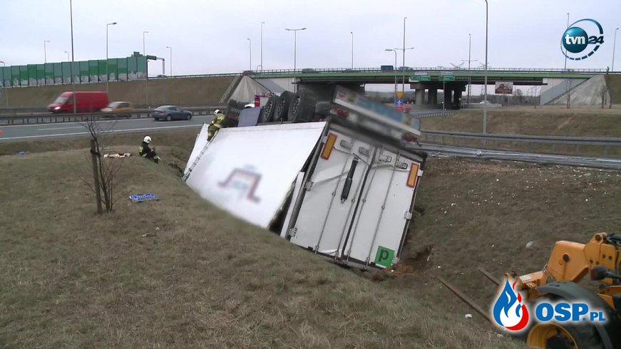 Kierowca uwięziony w kabinie ciężarówki po tym, jak wiatr przewrócił ją na bok! OSP Ochotnicza Straż Pożarna