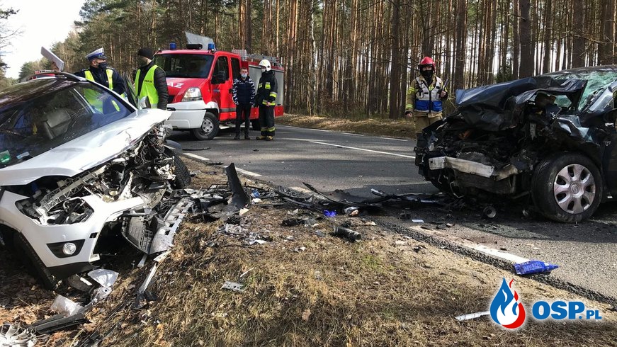 Tragiczny wypadek na DK42. Nie żyje 19-letnia kobieta. OSP Ochotnicza Straż Pożarna