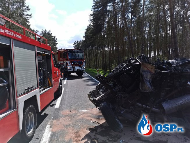 Tragiczny finał czołowego zderzenia busa z ciężarówką. Nie żyje 39-letni kierowca. OSP Ochotnicza Straż Pożarna