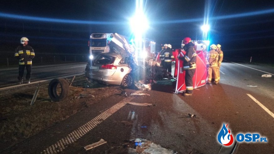 Dwie osoby zginęły w wypadku na A1. Kierowca auta wypadł z pojazdu po zderzeniu z ciężarówką. OSP Ochotnicza Straż Pożarna