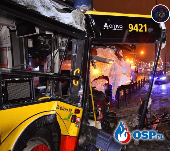 Wypadek autobusu w Warszawie. Wpadł w poślizg i uderzył w słup. OSP Ochotnicza Straż Pożarna
