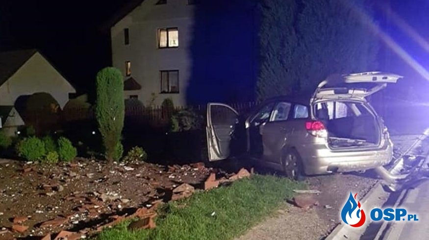 19-latek zginął w wypadku pod Iłżą. Rozbił auto na ogrodzeniu. OSP Ochotnicza Straż Pożarna