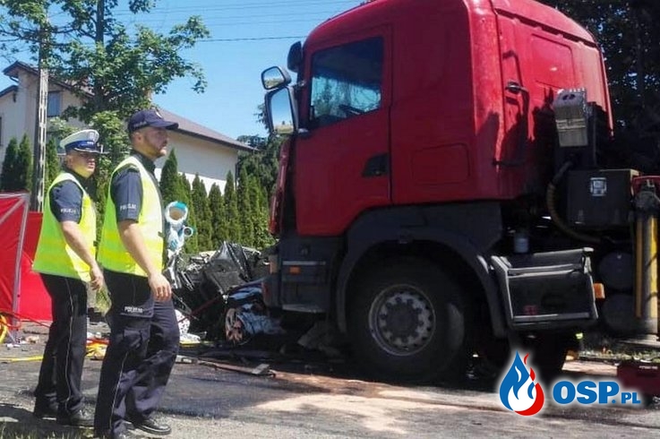 Auto zmiażdżone między ciężarówkami. Dwie osoby zginęły, kolejne dwie są ranne. OSP Ochotnicza Straż Pożarna