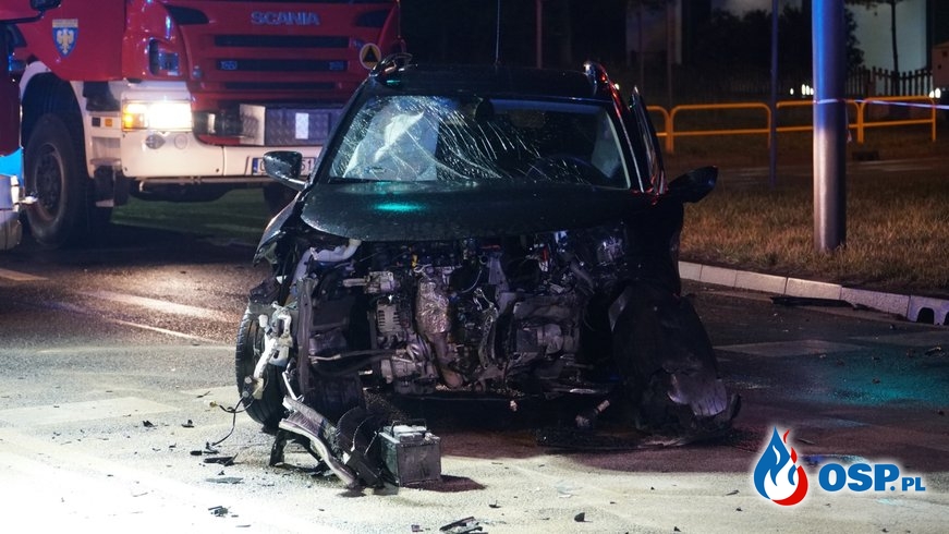 Zderzenie dwóch samochodów na skrzyżowaniu w Dąbrowie OSP Ochotnicza Straż Pożarna