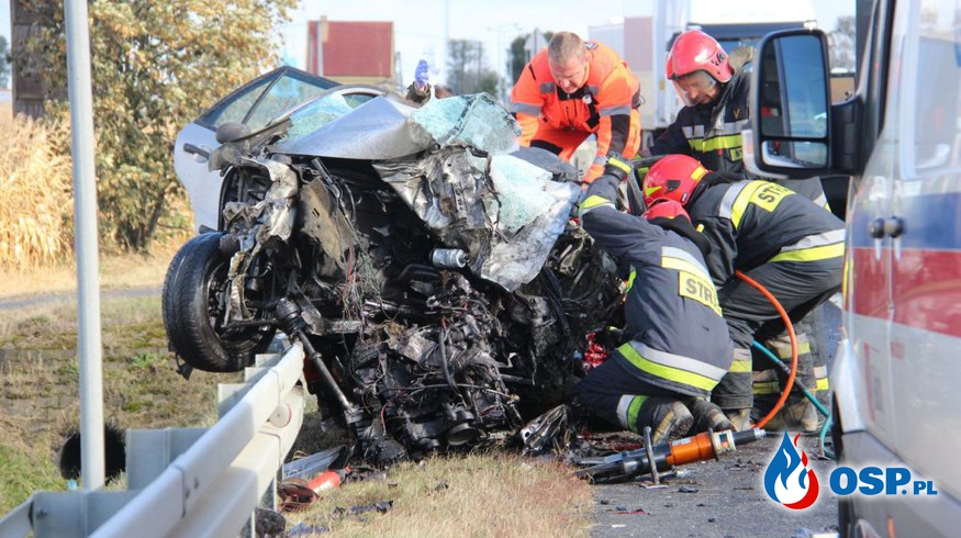  Makabra pod Kutnem. Kierowca zginął zmiażdżony w samochodzie OSP Ochotnicza Straż Pożarna