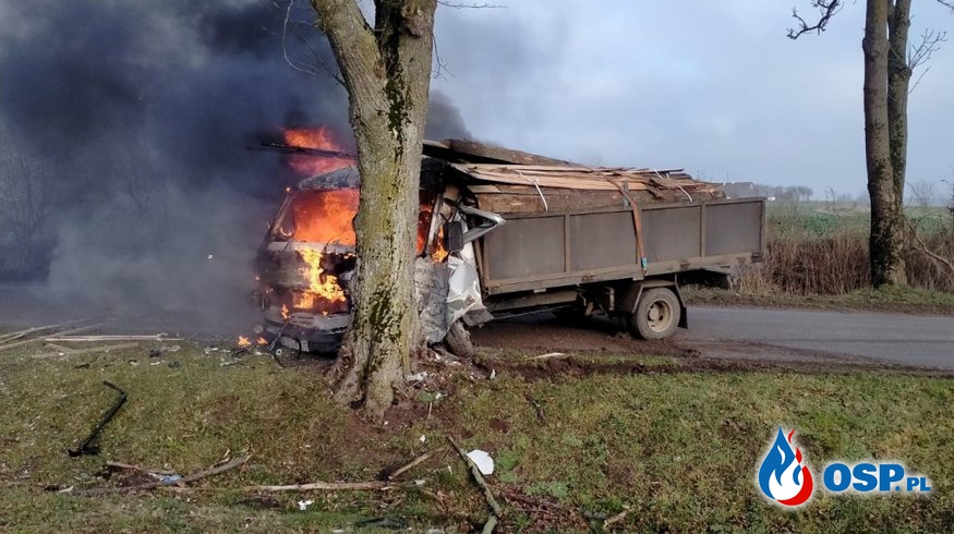 Świadkowie wyciągnęli kierowcę z płonącej ciężarówki. Pojazd zapalił się po uderzeniu w drzewo. OSP Ochotnicza Straż Pożarna