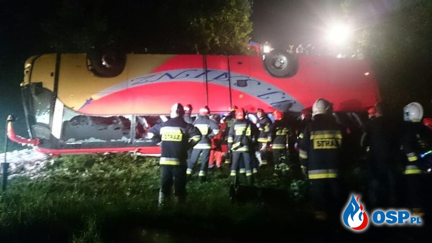 Wypadek autobusu turystycznego pod Przemyślem. 3 osoby nie żyją, kilkadziesiąt rannych. OSP Ochotnicza Straż Pożarna