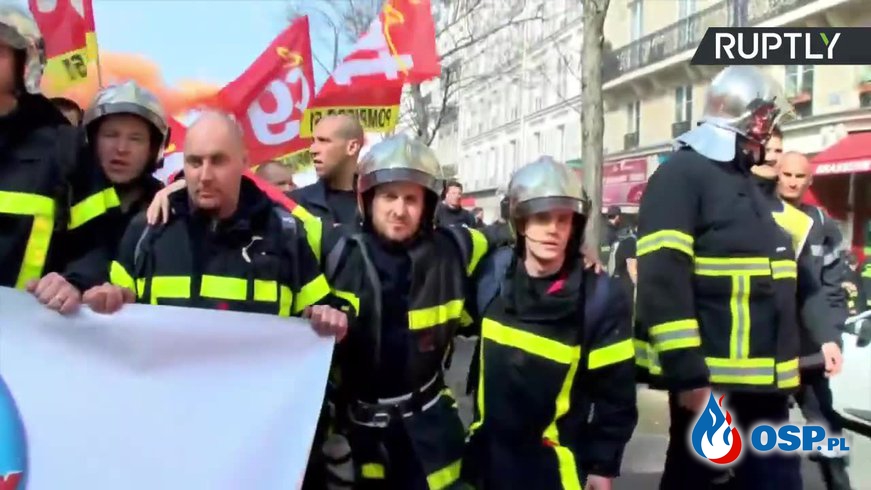 Ogromny protest strażaków na ulicach Paryża. W akcji petardy, race i świece dymne! OSP Ochotnicza Straż Pożarna