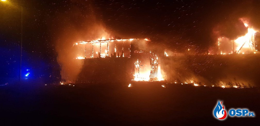Nocny pożar stodoły w Miłkowie. W akcji gaśniczej brało udział 8 zastępów strażaków. OSP Ochotnicza Straż Pożarna