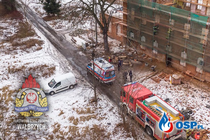 Katastrofa budowlana w Wałbrzychu. Trzech robotników zostało rannych. OSP Ochotnicza Straż Pożarna