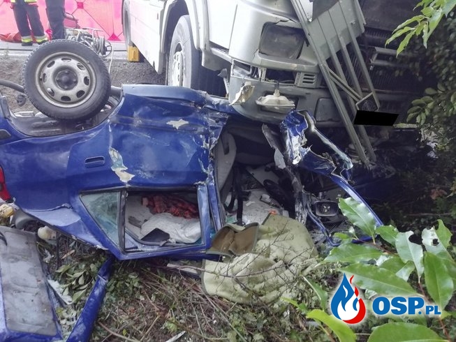 Makabryczny wypadek w Ostrowie. Ciężarówka zmiażdżyła samochód osobowy. OSP Ochotnicza Straż Pożarna