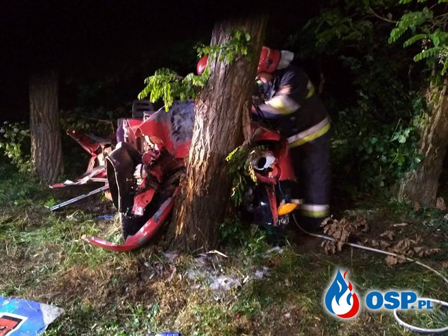 Seicento zmiażdżone po zderzeniu z drzewem. Dwie osoby zginęły. OSP Ochotnicza Straż Pożarna