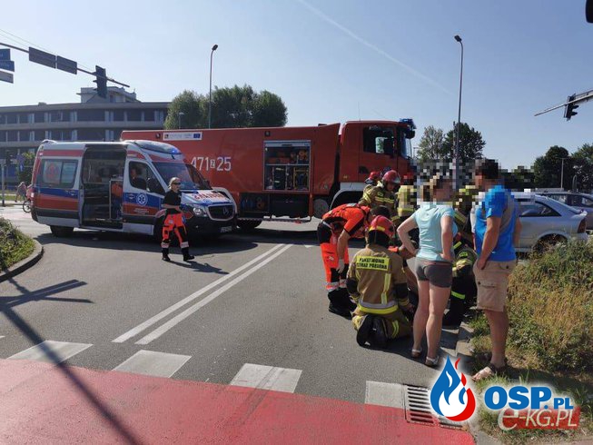 Wypadek wozu strażackiego w drodze na akcję. Jedna osoba trafiła do szpitala. OSP Ochotnicza Straż Pożarna