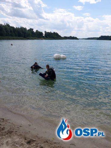 Auto wpadło do Jeziora Ostrowskiego. W akcji strażacy na pontonie i płetwonurkowie. OSP Ochotnicza Straż Pożarna