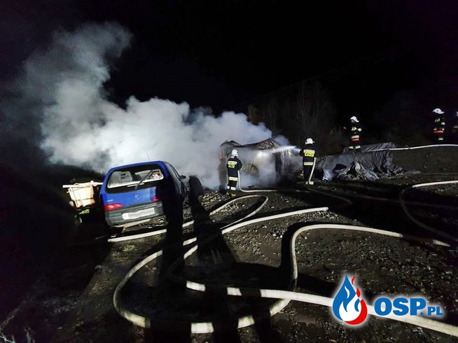 Nocny pożar garażu w Jaszczurowej. W akcji zastępy PSP i OSP. OSP Ochotnicza Straż Pożarna