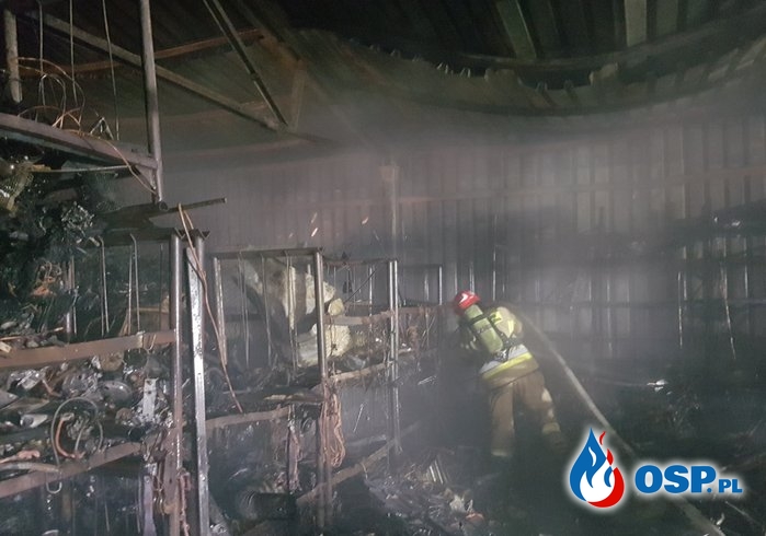 Pożar hurtowni alkoholu w Sandomierzu. W akcji 9 zastępów strażaków. OSP Ochotnicza Straż Pożarna