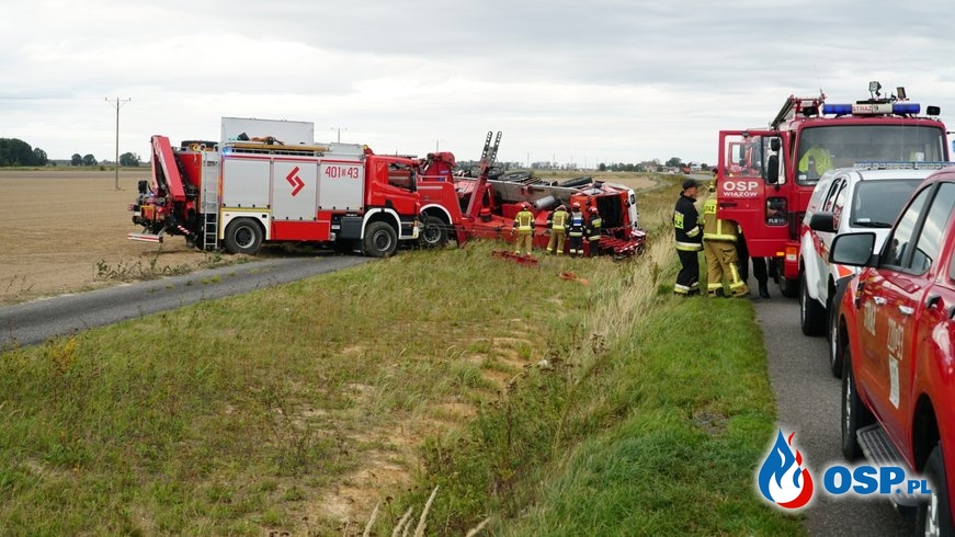Wypadek 40-tonowego dźwigu strażackiego. Kierowca trafił do szpitala. OSP Ochotnicza Straż Pożarna
