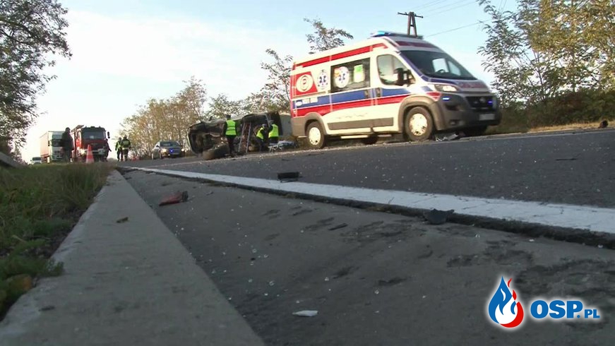  Karetka na boku, auto w rowie. Wypadek pod Tarnowem. OSP Ochotnicza Straż Pożarna