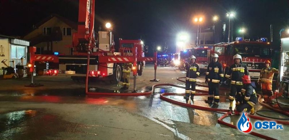 Pożar hali magazynowej w Nowym Sączu. W akcji 11 zastępów strażaków. OSP Ochotnicza Straż Pożarna